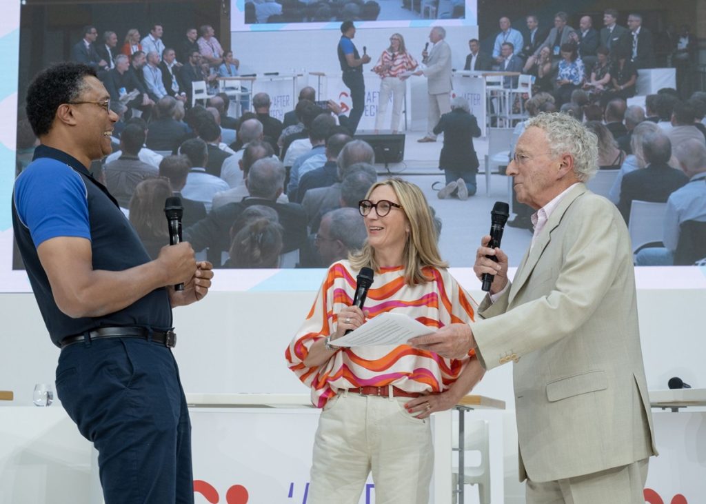 Véronique Torner, présidente de Numeum dévoile le logo avec Nelson Monfort et Bruno Marie-Rose, Olympien et Directeur de la Technologie de Paris 2024, parrain de l’Équipe de France du Numérique.